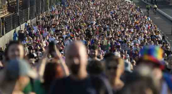 50000 nehmen an der WorldPride Parade in Sydney teil