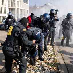 53 deutsche Agenten bei Demonstration gegen AfD verletzt Im