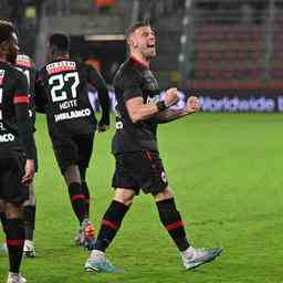 Alderweireld bewahrt Antwerpen und Van Bommel mit zwei spaeten Toren