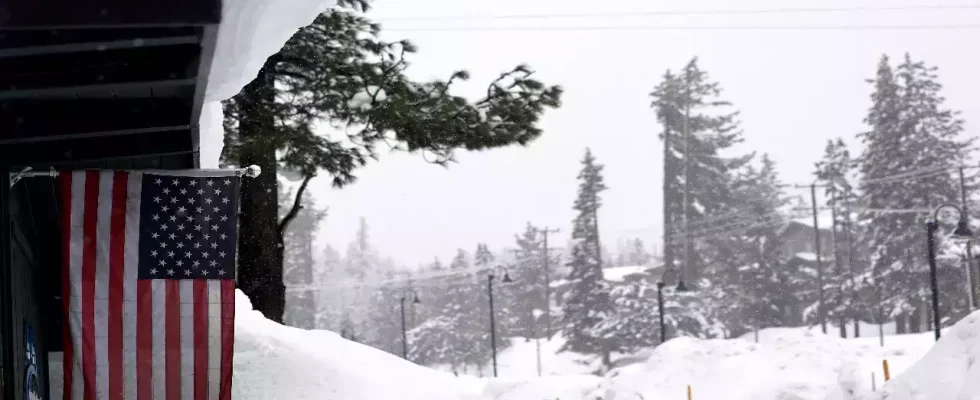 Atmosphaerischer Fluss ueberschwemmt kalifornische Staedte bringt Regen Schnee.webp