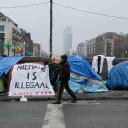 Belgien raeumt improvisiertes Zeltlager fuer Bewerbungszentrum in Bruessel Im