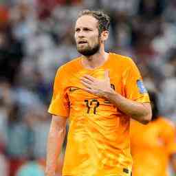 Daley Blind in illustrer Reihe mit hundertstem Laenderspiel fuer Orange