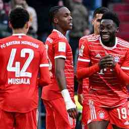 Der FC Bayern schlaegt Augsburg in einem Torjubel und liegt