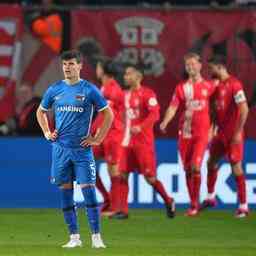 Der FC Twente macht den Tag von Tabellenfuehrer Feyenoord noch