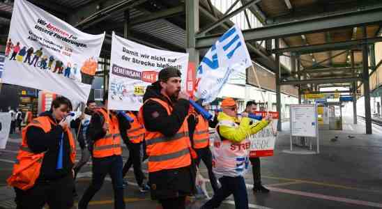 Deutschland „Mega Streik bringt Deutschland zum Erliegen Flugverkehr Schienenverkehr unterbrochen