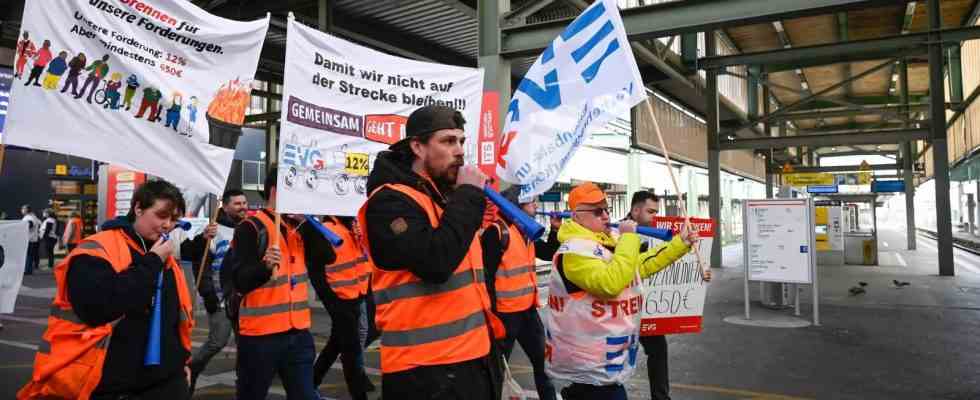 Deutschland „Mega Streik bringt Deutschland zum Erliegen Flugverkehr Schienenverkehr unterbrochen