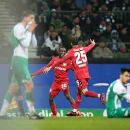 Die Torschuetzen Frimpong und Bakker fuehren Leverkusen zu einem schoenen