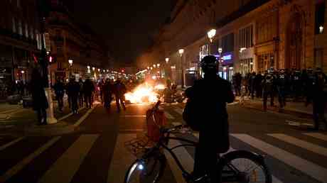 Franzoesische Proteste toben nach Abstimmung ueber Rentenreform VIDEOS — World