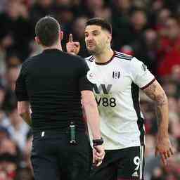 Fulham Stuermer Mitrovic haengt schwere Sperre auf nachdem er Schiedsrichter geschubst