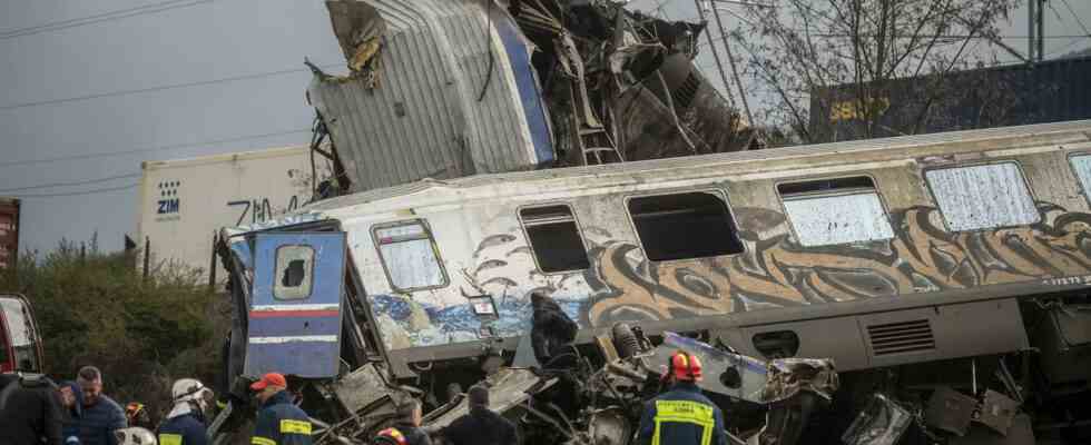 Griechen versammeln sich um den Tod eines Eisenbahnungluecks zu betrauern