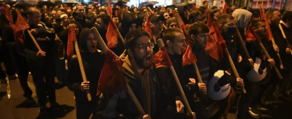 Griechenland Empoerung als Griechenland „Ausfaelle nach toedlichem Zugunglueck zugibt