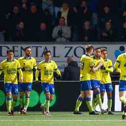 Hekkensluiter Cambuur verzeichnet einen grossen Sieg ueber Go Ahead und