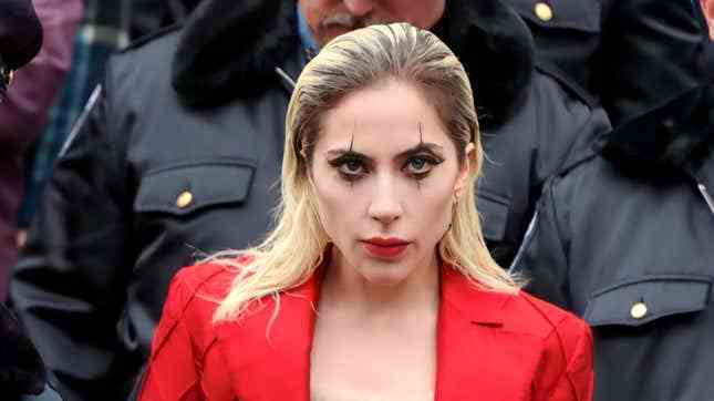 Hier ist unser erster Blick auf Lady Gagas Harley Quinn Look in