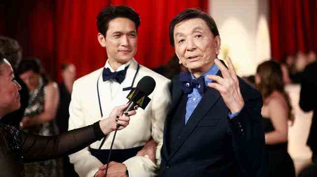 James Hong brachte ein Sandwich und Aepfel zu den Oscars