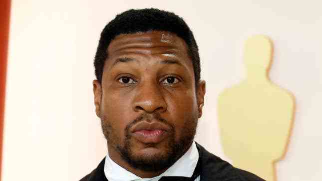 Jonathan Majors wegen Vorwuerfen haeuslicher Gewalt festgenommen bestreitet jegliches Fehlverhalten