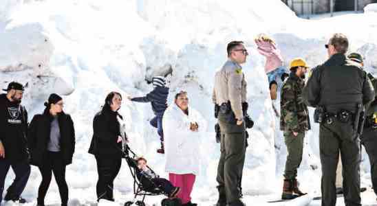 Kalifornien In Suedkalifornien hat der Schnee Menschen tagelang eingeschlossen