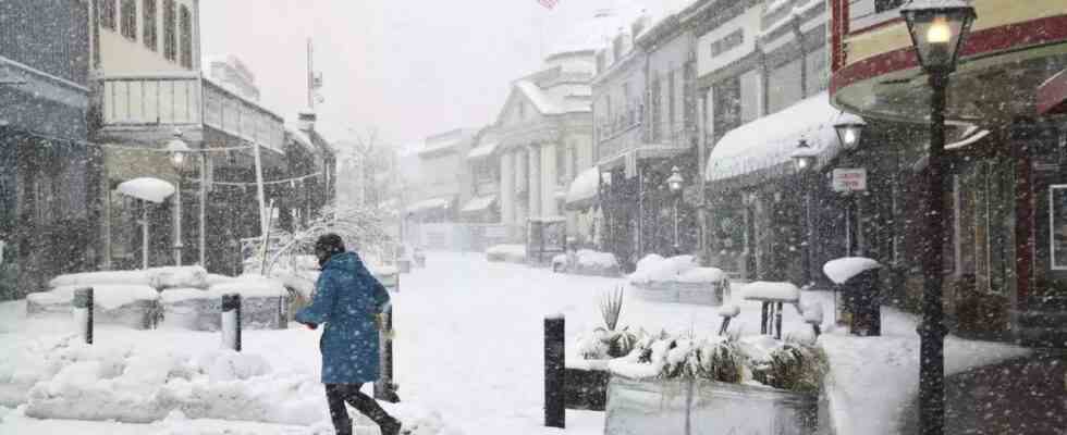 Kalifornien Ueber die Daecher Ueberwaeltigender Schneefall in den kalifornischen Bergen