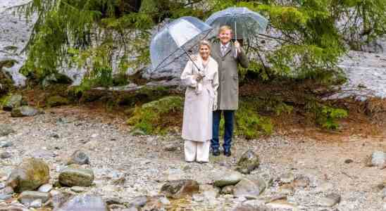 Kraenze und Kunsthandwerk Willem Alexanders erster Staatsbesuch in der Slowakei