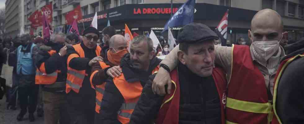 Macron Dutzende bei franzoesischen Protesten festgenommen nachdem Macrons Regierung das