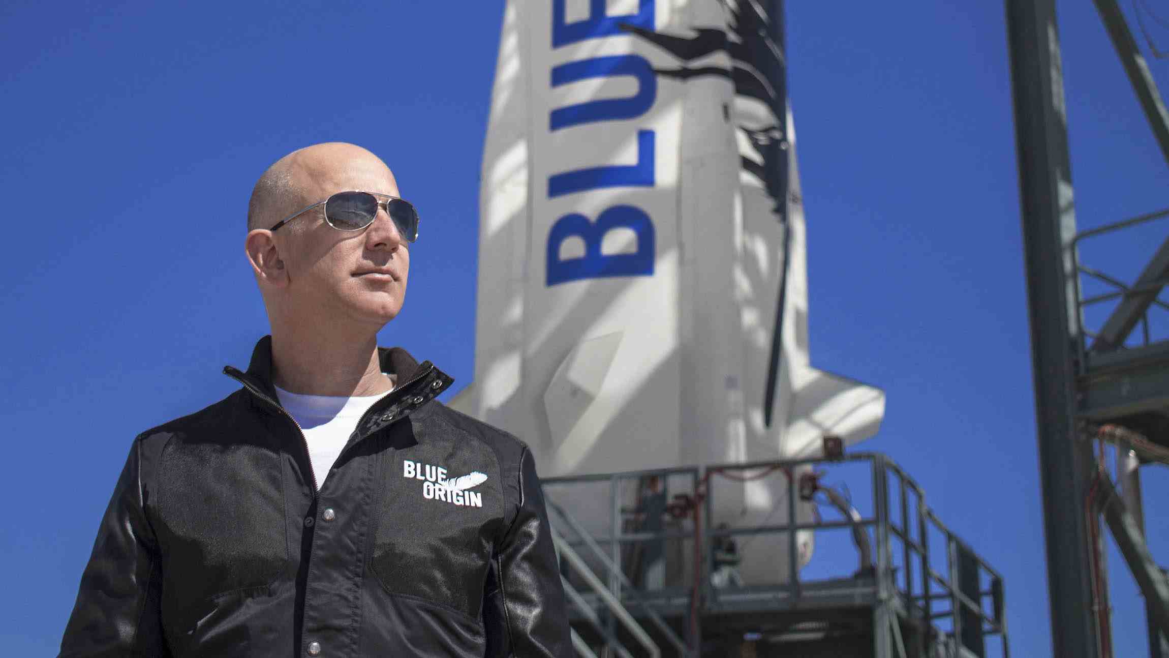 Jeff Bezos von Blue Origin steht vor einer Rakete