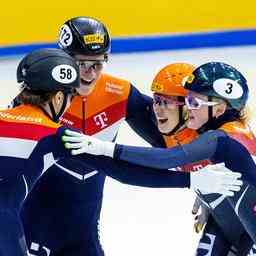 Niederlaendische Shorttrack Eisschnelllaeufer holen ihren allerersten Weltmeistertitel mit gemischter Staffel