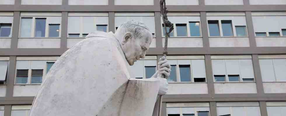 Papst Franziskus verbringt nach Atemproblemen „Gute Nacht im Krankenhaus