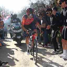 Pidcock vollendet phaenomenales Solo in Strade Bianche Van der Poel