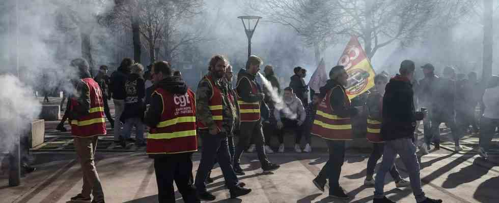 Proteste erschuettern Frankreich wegen Anhebung des Rentenalters