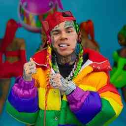 Rapper Tekashi 6ix9ine von einer Gruppe von Maennern im Fitnessstudio