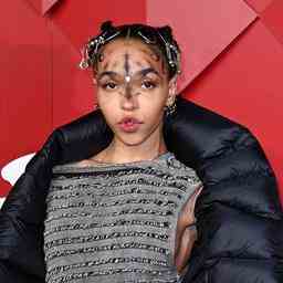 Saengerin FKA Twigs sorgt fuer britische Medien und macht Beziehung