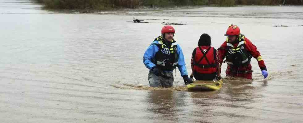 Sturm durchbricht Deich des California River Tausende evakuieren