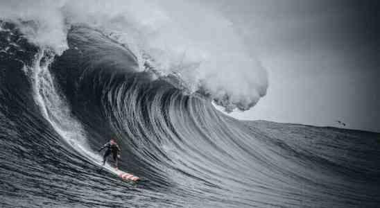 Surfer am Bruchpunkt in der zweiten Staffel von 100 Foot