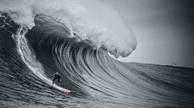 Surfer am Bruchpunkt in der zweiten Staffel von 100 Foot