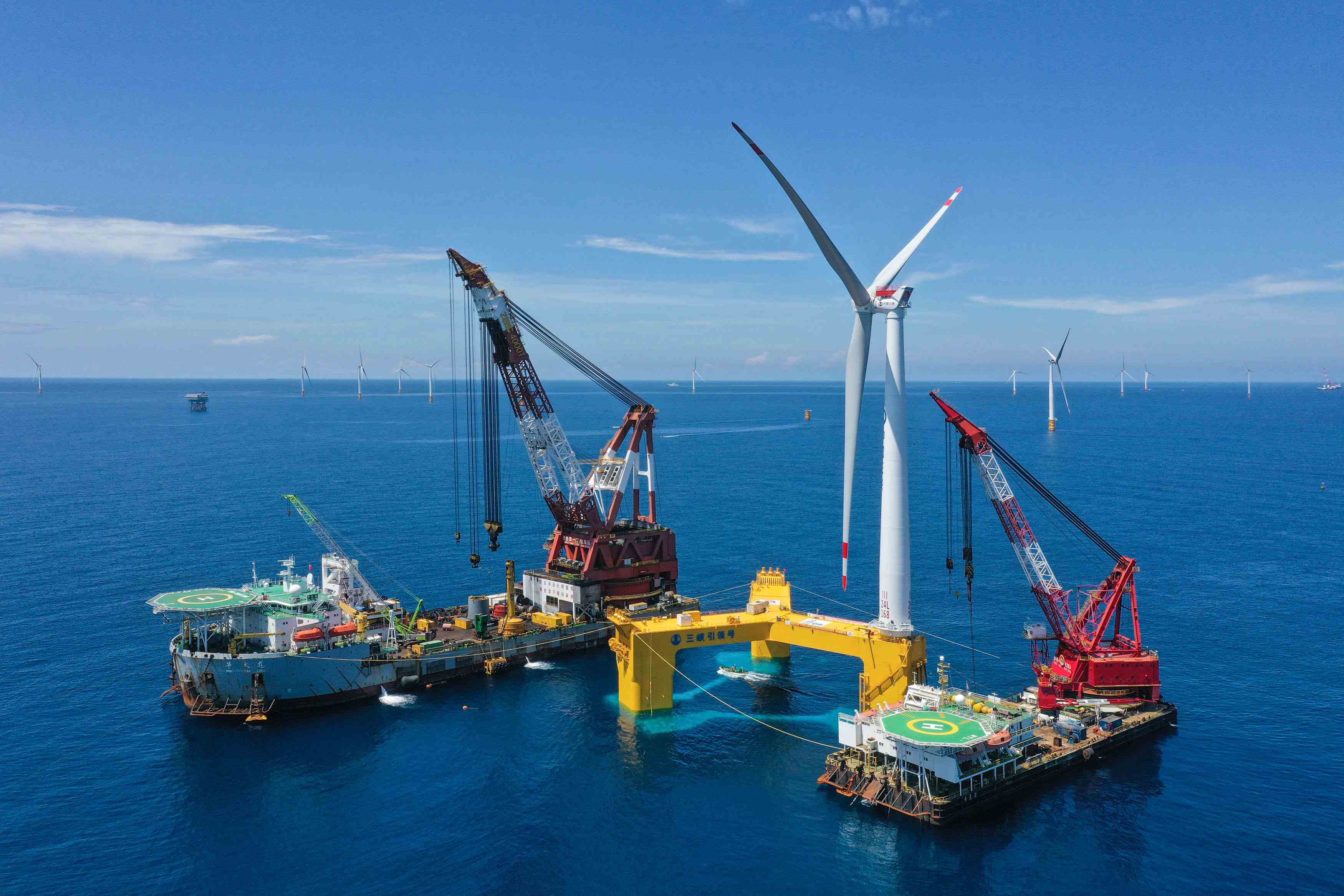 Schiffe, die eine schwimmende Offshore-Windkraftanlage montieren