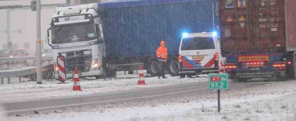 Ueberfuellte Strassen aufgrund von Schneeschauern Code gelb bleibt in Kraft