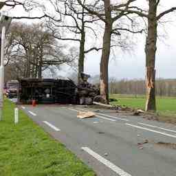 Videos Lastwagen kippte um nachdem er mit fuenf Baeumen