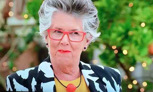 Wenn Prue Leith die einen Ballknebel als Halskette traegt falsch