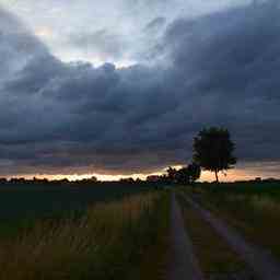 Wettervorhersage Schwere Wolken und gelegentliche Regenspritzer Innere