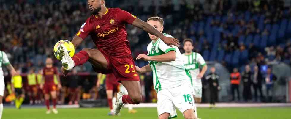 Wijnaldum schiesst schoen das erste Tor fuer Roma im Falle