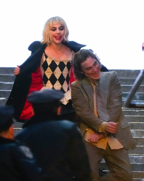 Die Produktionsfotos von Joker: Folie à Deux (Joker 2) zeigen Lady Gaga und Joaquin Phoenix in vollem Make-up auf der ikonischen Betontreppe des ersten Films.