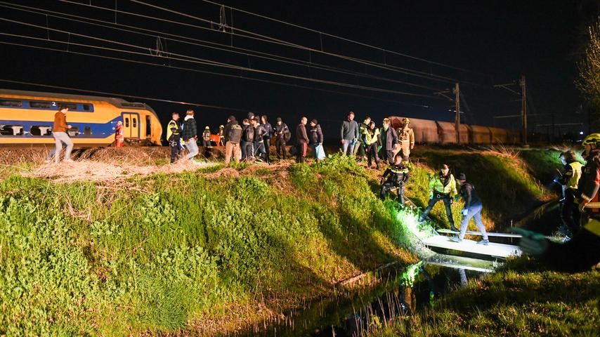 1680580414 661 Mehrere Schwerverletzte nach Kollision eines Zuges mit Baumaschinen bei Voorschoten