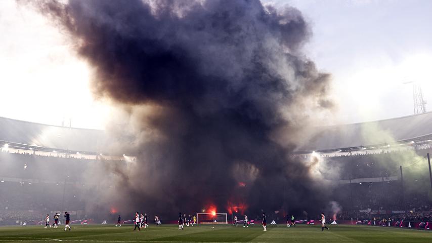 1680720271 432 Feyenoord Ajax wegen enormer Rauchentwicklung minutenlang abgeschaltet Fussball