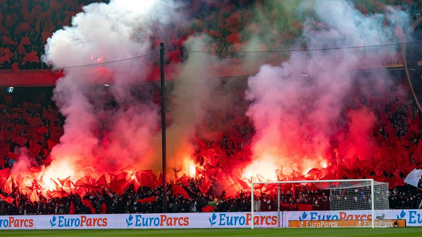 1680720271 477 Feyenoord Ajax wegen enormer Rauchentwicklung minutenlang abgeschaltet Fussball