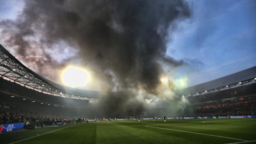 1680720272 759 Feyenoord Ajax wegen enormer Rauchentwicklung minutenlang abgeschaltet Fussball