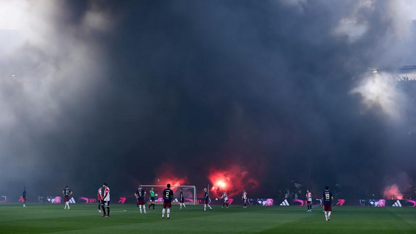 1680737686 155 Feyenoord Ajax schloss zweimal wegen Rauch und Beschuss von Klaassen