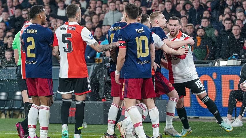 1680737688 218 Feyenoord Ajax schloss zweimal wegen Rauch und Beschuss von Klaassen