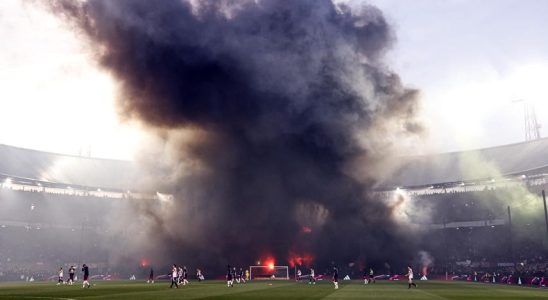 1680743882 Ajax schlaegt Feyenoord im Halbfinalpokal getruebt durch Fehlverhalten Fussball