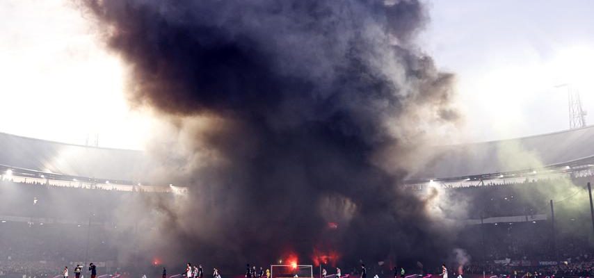 1680743882 Ajax schlaegt Feyenoord im Halbfinalpokal getruebt durch Fehlverhalten Fussball