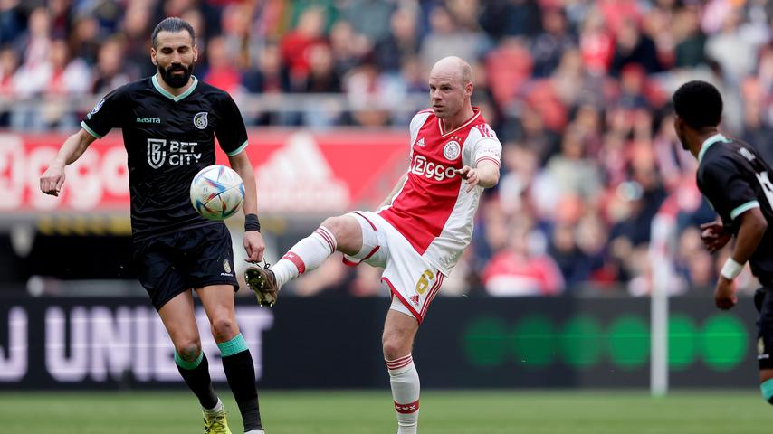 1681058688 283 Zwei schoene Tore von Berghuis fuehrten Ajax zu einem grosszuegigen