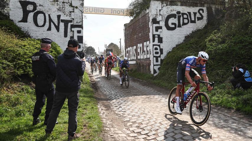 1681096858 266 So gewann Van der Poel in Roubaix „Von Anfang bis